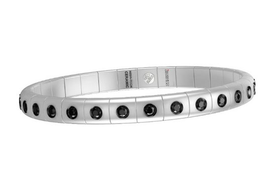 30 round-cut diamonds with 18K white gold bezels on white ceramic