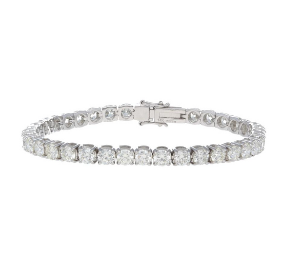 Close up view of the 17 ct diamond tennis bracelet in 18k white gold. 
